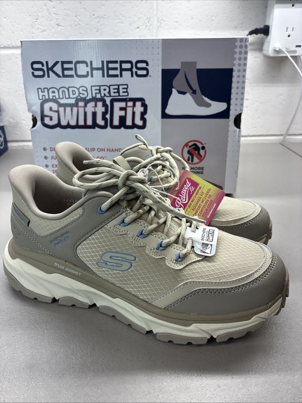 New Skechers women's casual athletic shoe featuring style number 179442S Size 8